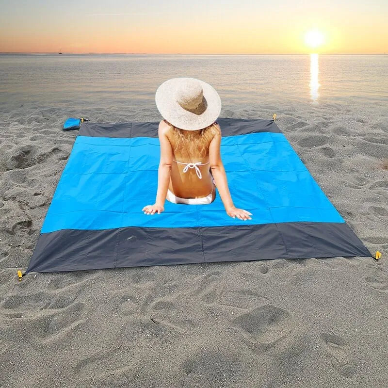 M06 - Camping mat with 4 foldable corner stakes, suitable for outdoor camping