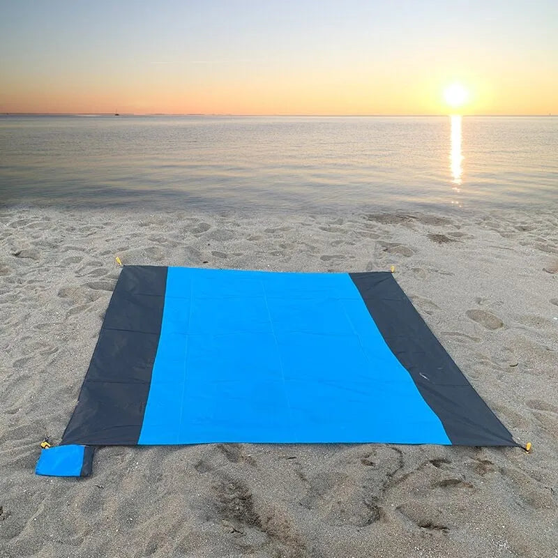 M06 - Camping mat with 4 foldable corner stakes, suitable for outdoor camping